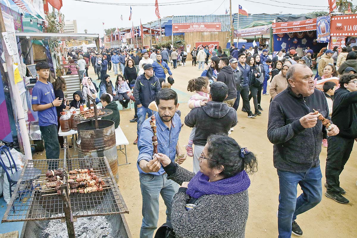 <p>La cuenta regresiva a un mes de Fiestas Patrias: trabajadores del sector privado esperan un aguinaldo promedio de $ 121 mil este año</p>