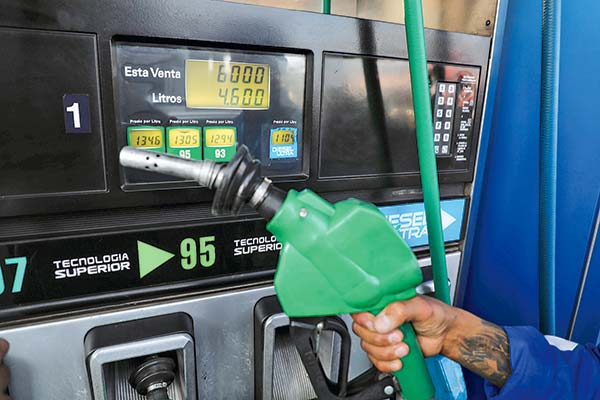 <p>Bencinas vuelven a subir con fuerza este jueves y el diésel se encarecerá $ 97 por litro</p>