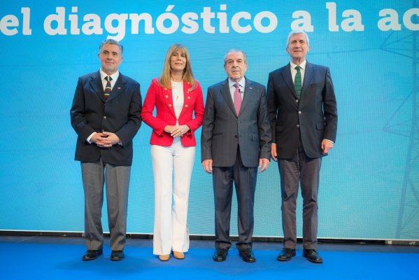 <p>Hugo Briones, subsecretario de Energía; Ximena Rincón, ministra de la cartera; Eduardo Frei, exPresidente de la República; y Carlos Cruz, director ejecutivo del CPI.</p>