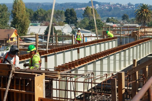 Contratistas afectados por millonarias deudas que dejó constructora española en Biobío se movilizarán con maquinarias frente al municipio y al Serviu