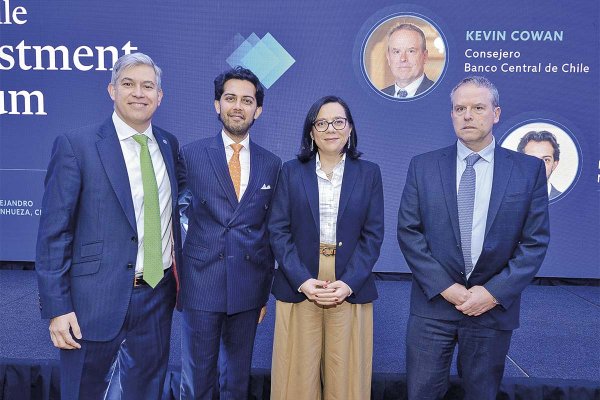 <p>Javier García (CFA Society Chile), Varun Laijawalla (PM Emerging Markets Equity en Ninety One), Paula Benavides (CFA) y Kevin Cowan, consejero del Banco Central.</p>