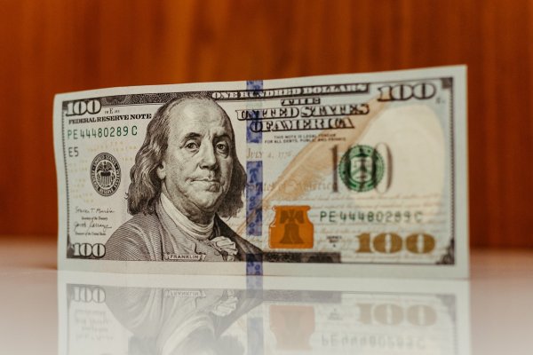 Dólar cae fuerte a medida que la divisa se hunde globalmente tras anuncio del Tesoro de que respalda a los bonos largos