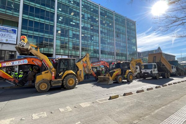 Contratistas afectados por millonarias deudas de constructora española en Biobío se movilizan con maquinarias frente al municipio y al Serviu