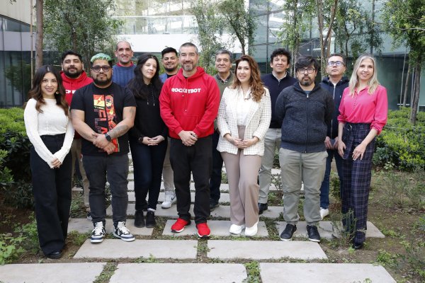 Equipo Rocketbot, al centro, de rojo, el CEO Juan Herrera.