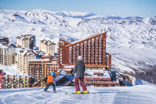<p>Con más de cinco metros de nieve, Valle Nevado extiende su temporada hasta el 18 de octubre y La Parva evalúa seguirlo</p>