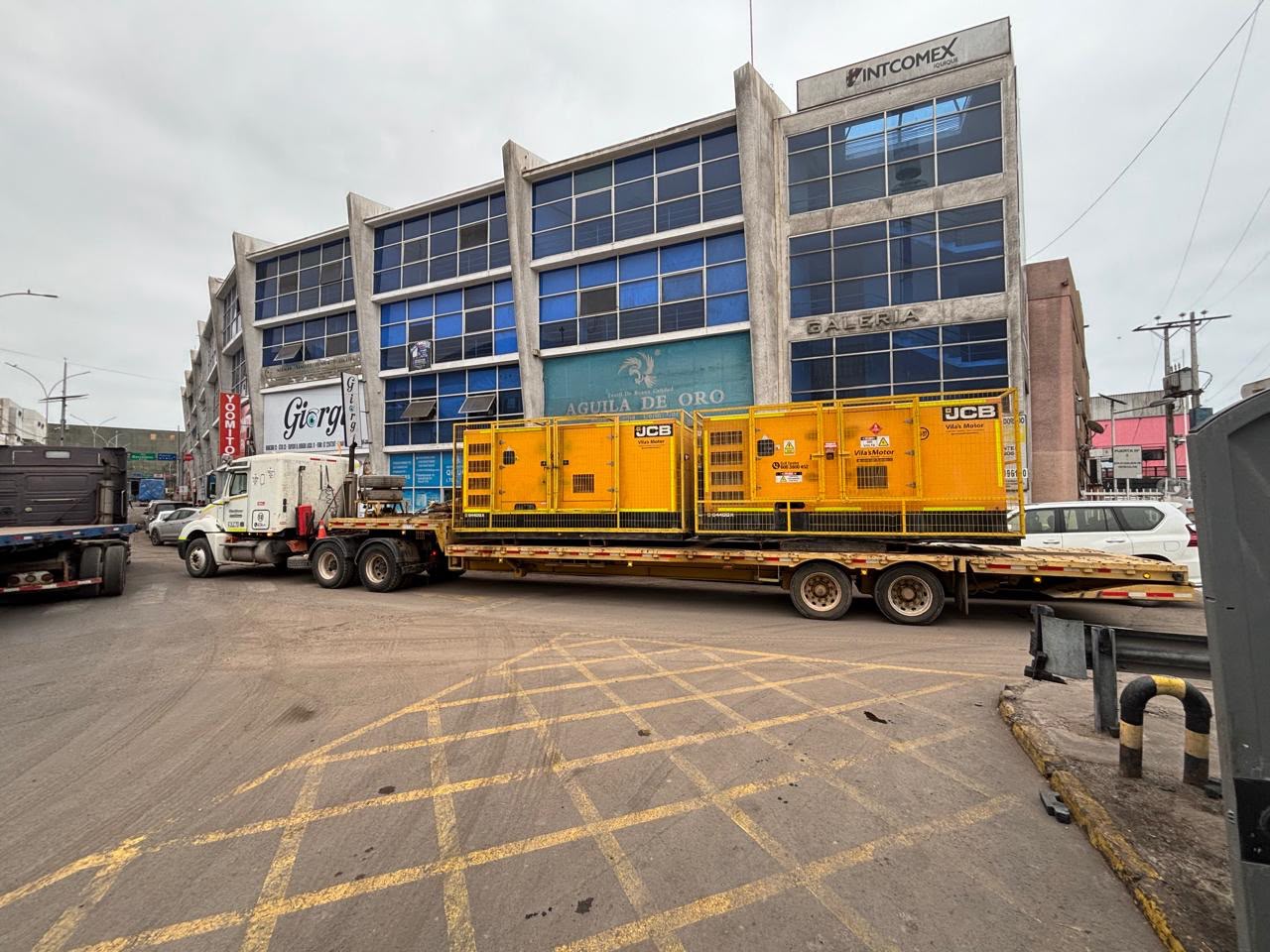 Grupos electrógenos llegaron al Mall ZOFRI como parte del plan para recuperar progresivamente el suministro eléctrico en las etapas afectadas.