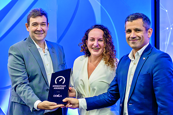 Movistar Chile recibe de Ookla el reconocimiento a la Mejor Red 5G de Chile. Laurenco Lanfranchi, director de Negocios Latam de Ookla / Carolina Vallejo, CEO de Movistar Chile / Charbel El Hachem, director de Tecnología de Movistar Chile.