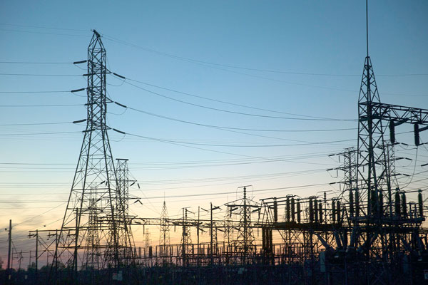 A horas de definición del TC, transmisoras eléctricas apoyan a gremios de servicios básicos por norma que obliga a reconectar clientes morosos