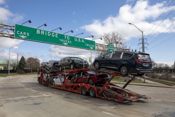 Trump promete duplicar los aranceles a los autos canadienses y escala la disputa bilateral