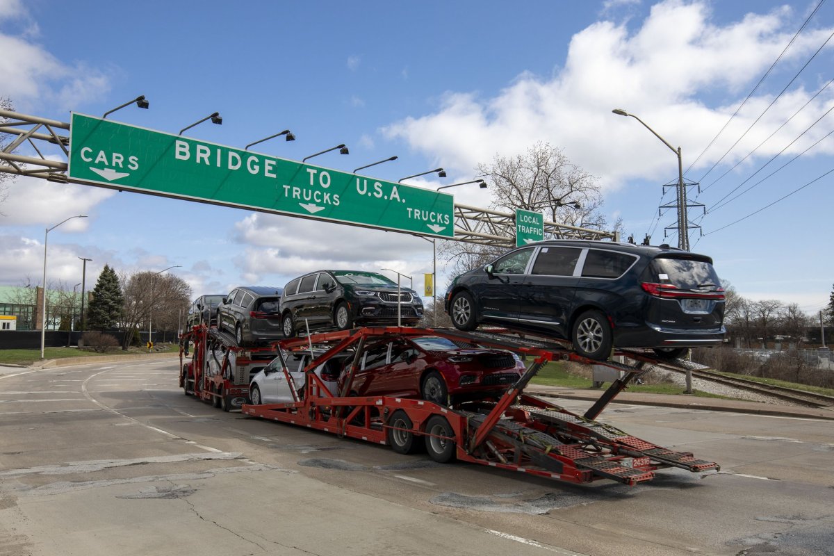 Trump promete duplicar los aranceles a los autos canadienses y escala la disputa bilateral