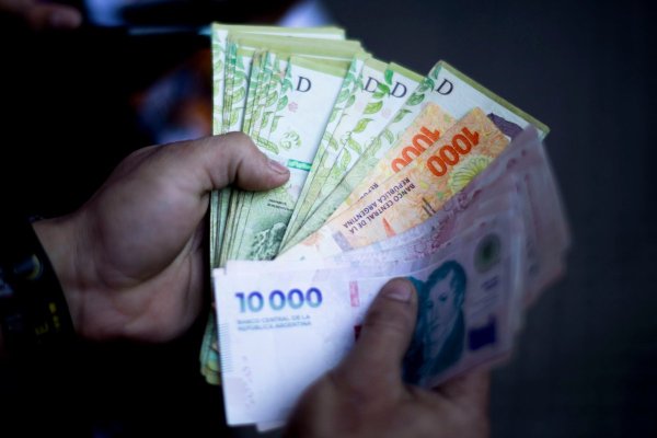 El peso se depreció un 0,66% al nivel mínimo histórico en 1.510 por cada dólar. (Foto: Bloomberg)