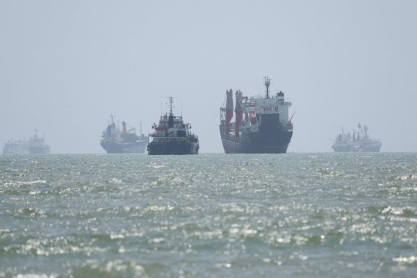 Analistas señalaron que el giro atenúa las preocupaciones sobre nuevas amenazas al suministro petrolero, pese a que el estrecho de Ormuz sigue prácticamente cerrado. (Foto: Reuters)
