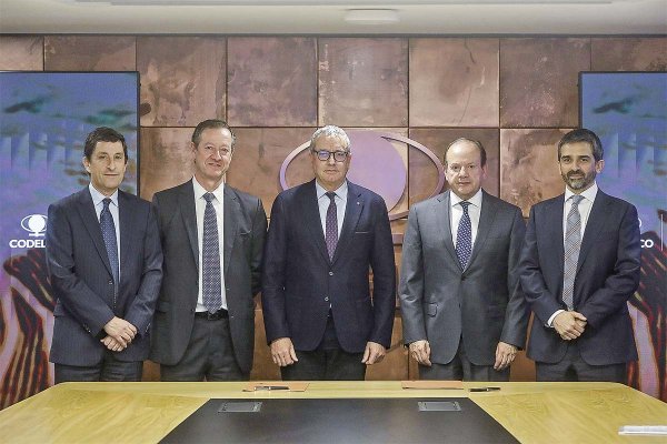 De izq. a der: Sebastián Ríos y Cristián Arnolds, gerente general y vicepresidente de Pucobre, respectivamente; junto a Bernardo Fontaine, Jorge Gómez y Alejandro Sanhueza, chairman, CEO y vicepresidente de Codelco, respectivamente.