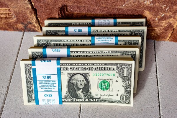Dólar cae levemente a medida que EEUU parece dejar atrás las armas y se concentra en la guerra económica contra Irán