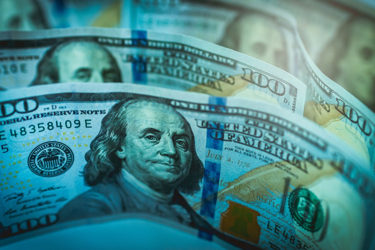Dólar abre plano mientras la divisa recibe un ligero soporte a nivel global tras datos de inflación estadounidenses