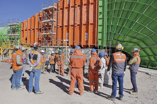 Mineras ponen fin a la repetición de exámenes y cursos para entrar a una faena: pactan un nuevo "pasaporte" para trabajadores