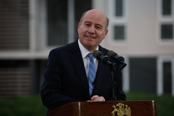 Quiroz anuncia que la ley de reconstrucción se promulgará en primera quincena de septiembre y no ve necesario bajar la tasa de interés para crecer 3,5% en 2027