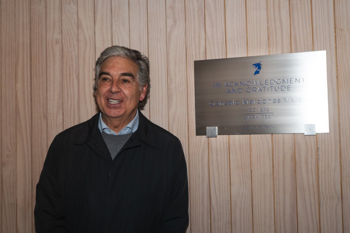 Con escultura de Mario Irarrázabal y placa al arquitecto Gonzalo Mardones: Noche de homenajes de los exalumnos del Saint George