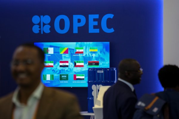 Representantes de algunos países de la OPEP. Emiratos Árabes Unidos, presente en la imagen, dejó el grupo en 2026. Fuente: Bloomberg.