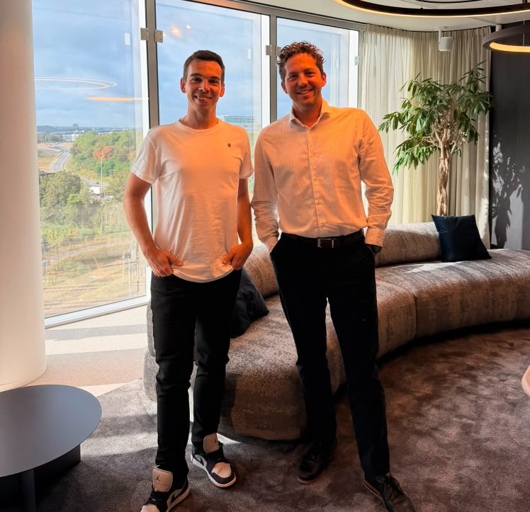 Matthias Van Woensel, partner de Droia, y Sebastián Bernales en los headquarters en Bruselas.