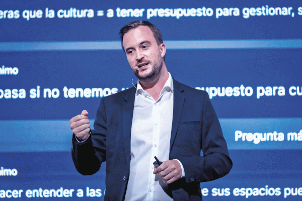 Daniel Strode, consultor y escritor británico:“Hay menos perfiles juniors contratados y vamos a tener un problema de talento en pocos años”