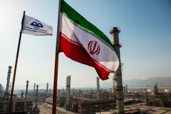 Petróleo sube 3% tras intercambio de ataques entre EEUU e Irán por primera vez en un mes