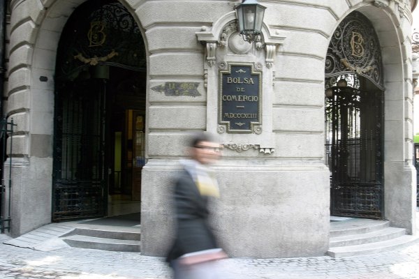 Bolsa chilena abre estable y Wall Street recupera terreno a medida que se calma el rally de los precios del petróleo