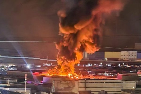 Un incendio de grandes proporciones afecta a galpones con ropa importada en Zofri