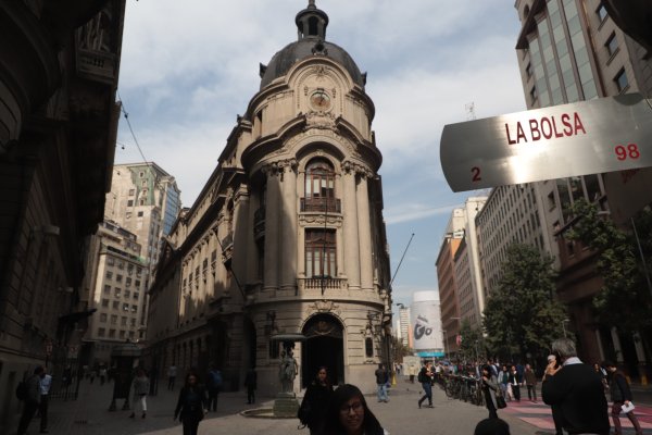 Bolsa chilena pierde sus recientes máximos y Wall Street abre con nueva alza tras comentarios desde la Fed