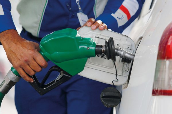 Bencinas subirían más de $ 30 el próximo jueves y diésel tendría un alza de $ 100 por segunda vez consecutiva
