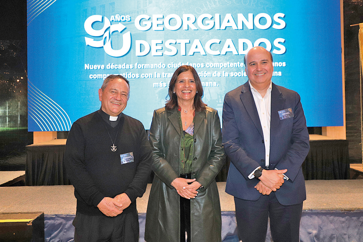 Padre José Ahumada, la rectora del colegio Paula Noemí Callejas y Pablo González