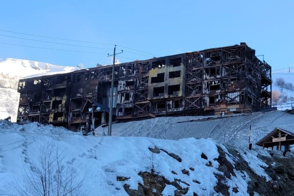 Voraz incendio consumió casi por completo las instalaciones del Hotel Nevados de Chillán en la Región de Ñuble