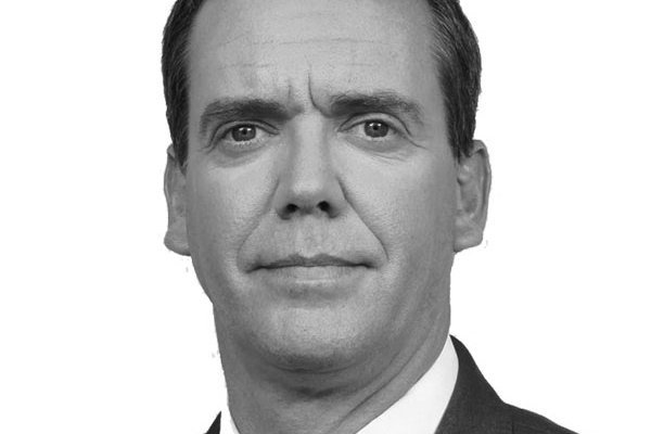 El agente actúa, el humano responde