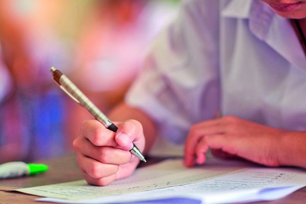 Resultados PISA: Chile empeora en lectura y matemáticas y exhibe nueva brecha computacional frente a la OCDE