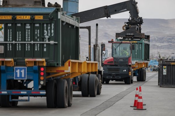 Puerto de Arica moviliza 10 mil toneladas de minerales en debut de nuevo sistema de embarque con contenedores volteables tipo Rotainer