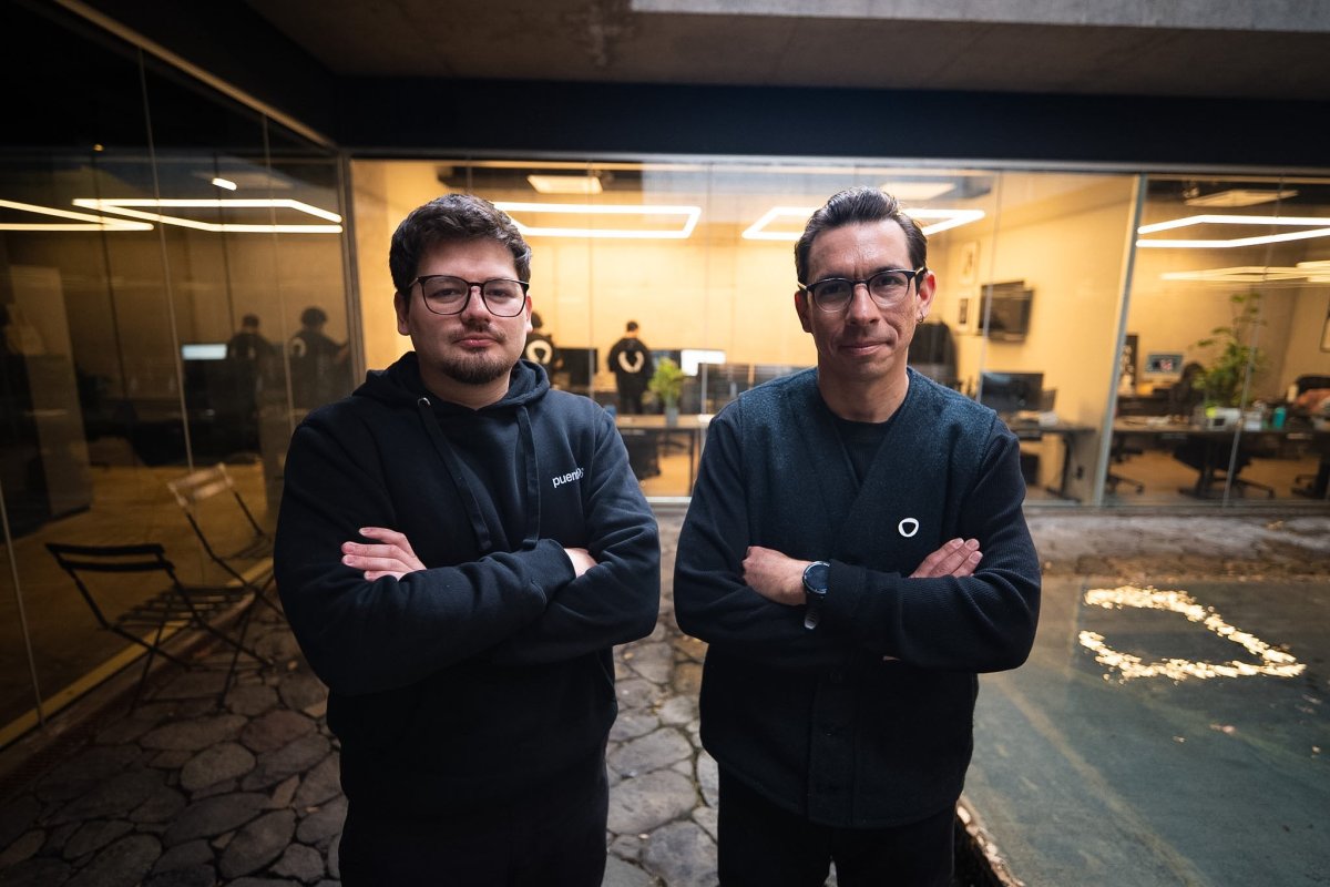 Octavio Flores y Cris Ugarte, fundadores de Puente OS.