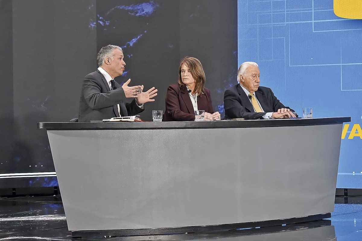 Óscar Landerretche, Cecilia Cifuentes y Jorge Matetic fueron parte del panel.