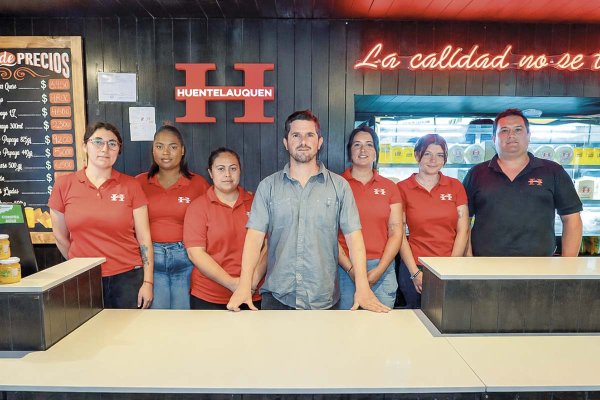José Domingo Cox, gerente general de Huentelauquén Comercial y gerente comercial de Hacienda Huentelauquén (al centro), junto a un equipo de trabajadores.