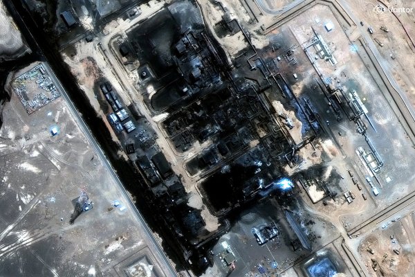 Una imagen satelital muestra una vista más cercana de los daños en el oleoducto Este-Oeste de Arabia Saudita. Foto: Reuters.