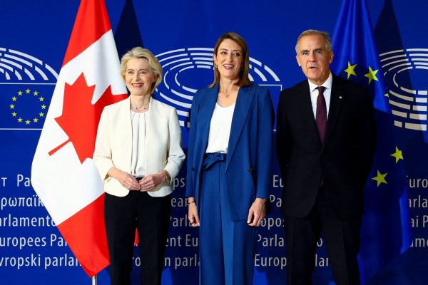 La presidenta de la Comisión Europea, Ursula von der Leyen, la presidenta del Parlamento Europeo, Roberta Metsola, y el primer ministro de Canadá, Mark Carney, en Estrasburgo, Francia, este miércoles.