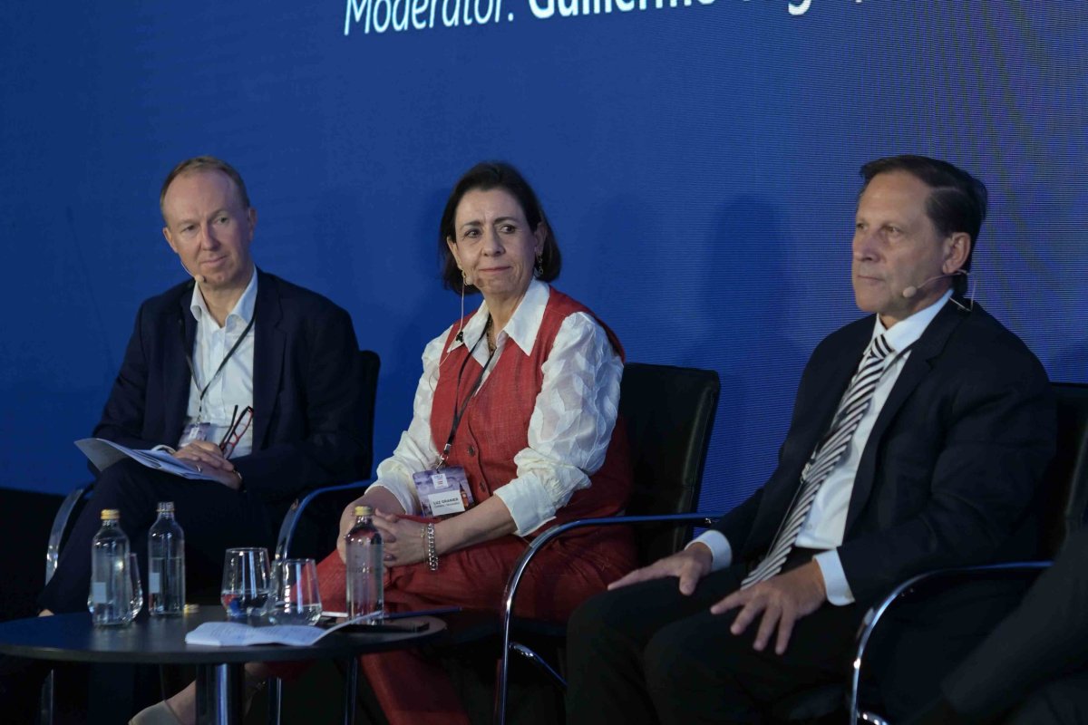 La directora de Codelco y Novandino participó en el panel sobre los retos de la minería. En la imagen junto a Iván Arriagada de AMSA y Tristan Lovegrove de BHP. (Foto: ChileDay 2026)
