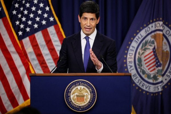 Kevin Warsh durante la conferencia de prensa en la sede de la Reserva Federal en Washington. (Foto: Reuters)