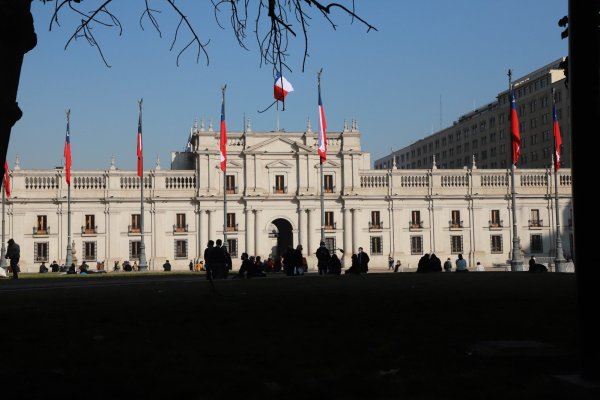 Fitch Ratings mantuvo calificación de riesgo de Chile en A- y prevé que deuda pública se situará por debajo 43% del PIB en 2026