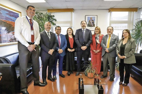 El ministro Rau junto a los representantes del PDG. Crédito: Ministerio del Trabajo.