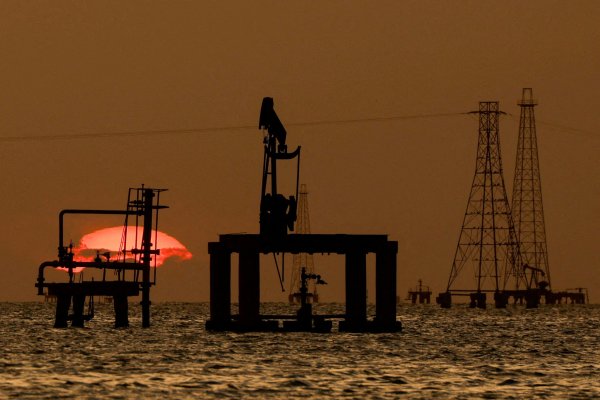 Se desvanece optimismo por reanudación del diálogo entre EEUU e Irán y el petróleo retoma las alzas