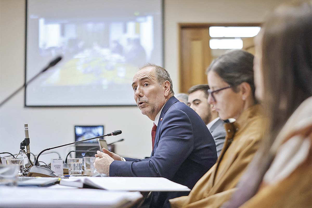 El ministro Louis de Grange en la Comisión de Transportes y Telecomunicaciones. Foto: MOP