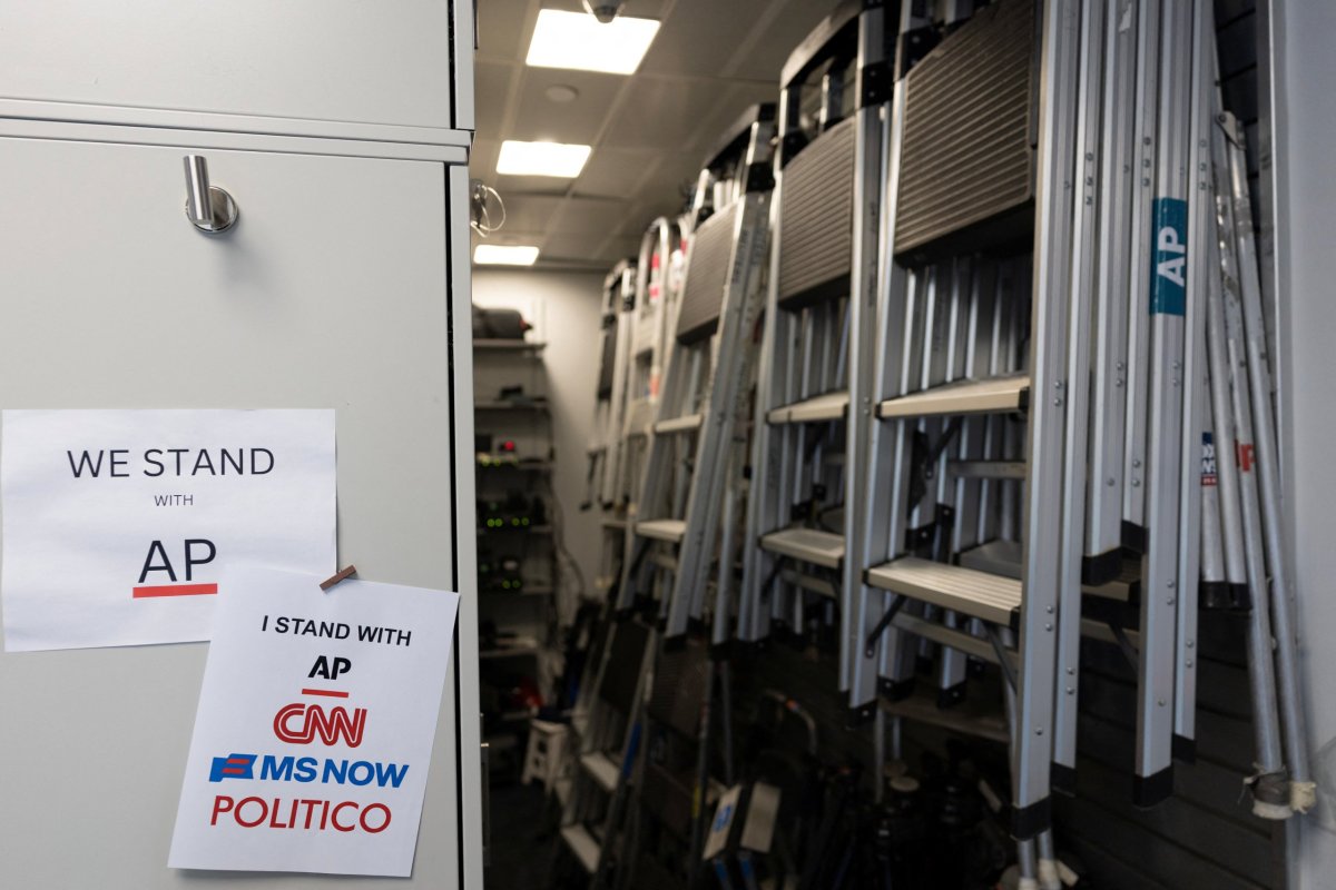 Jueza ordena a la Casa Blanca restablecer el acceso de medios vetados