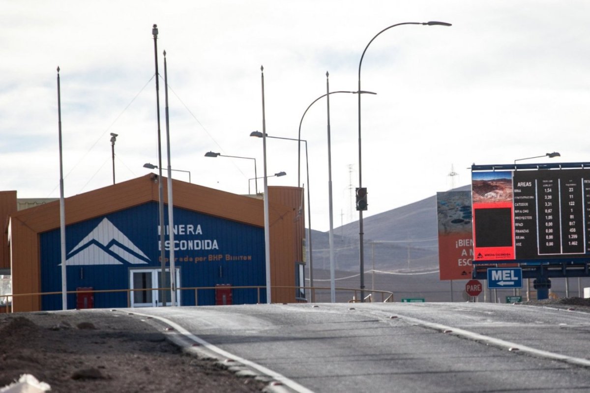 Fatal accidente tensiona negociación colectiva en Escondida: BHP pide pausa de 15 días y sindicatos rechazan la medida