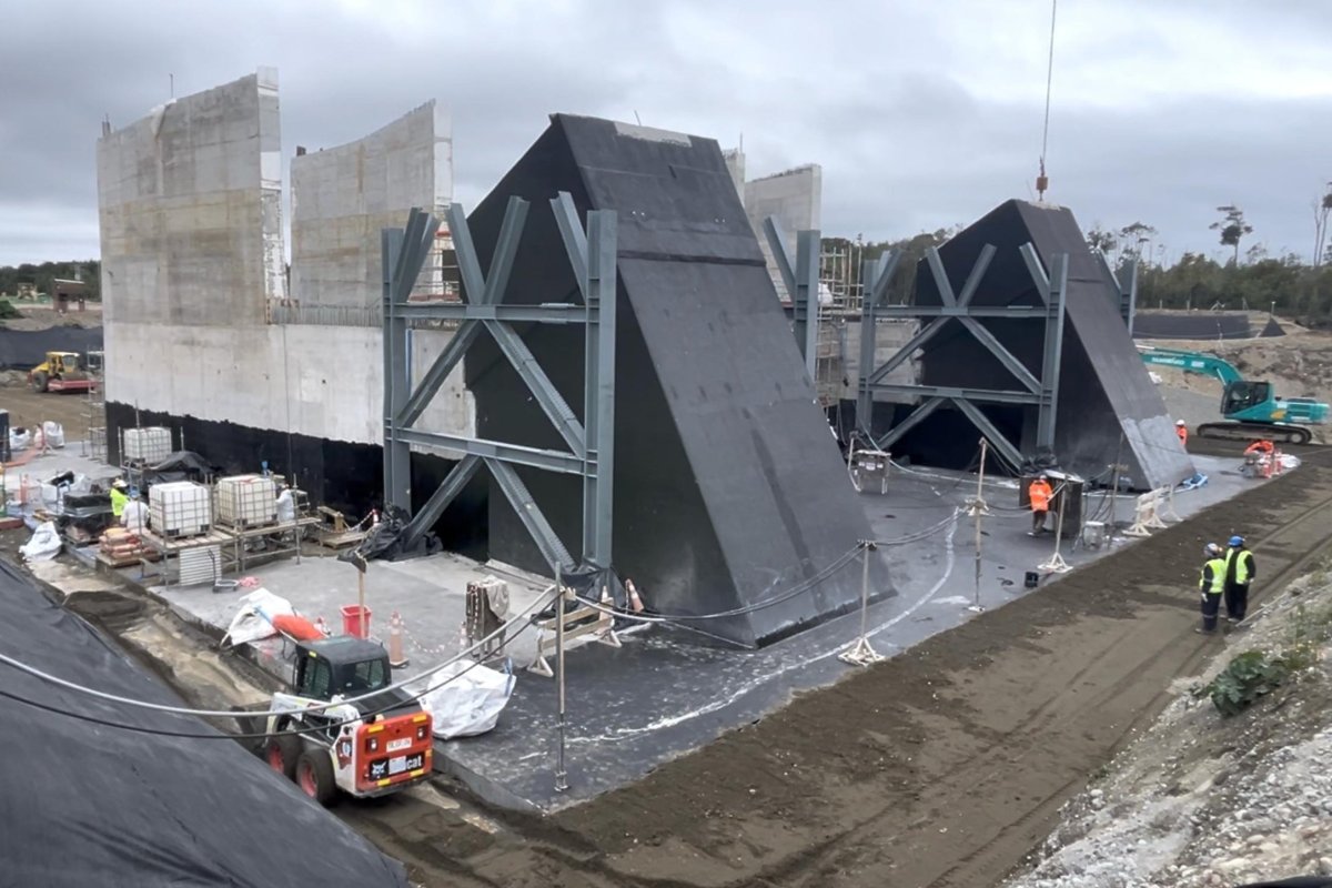 Puente Chacao inicia su fase más compleja tras arribo de sillas de acero fundido para sostener el cableado principal