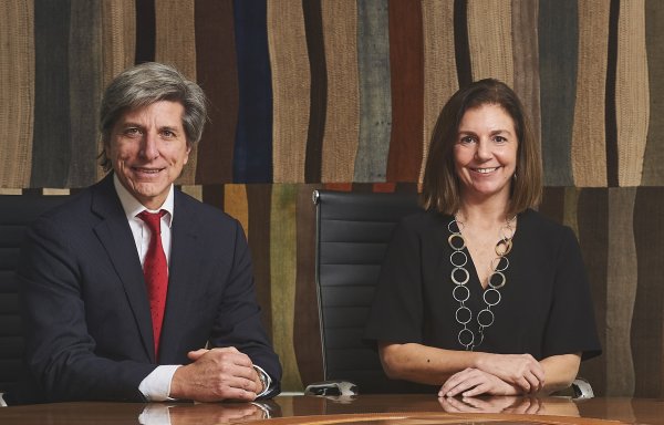 Carlos Silva, presidente del comité ejecutivo, y Macarena Laso, socia administradora.